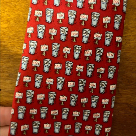 Vineyard Vines 100% silk gas station tie - Picture 5 of 5